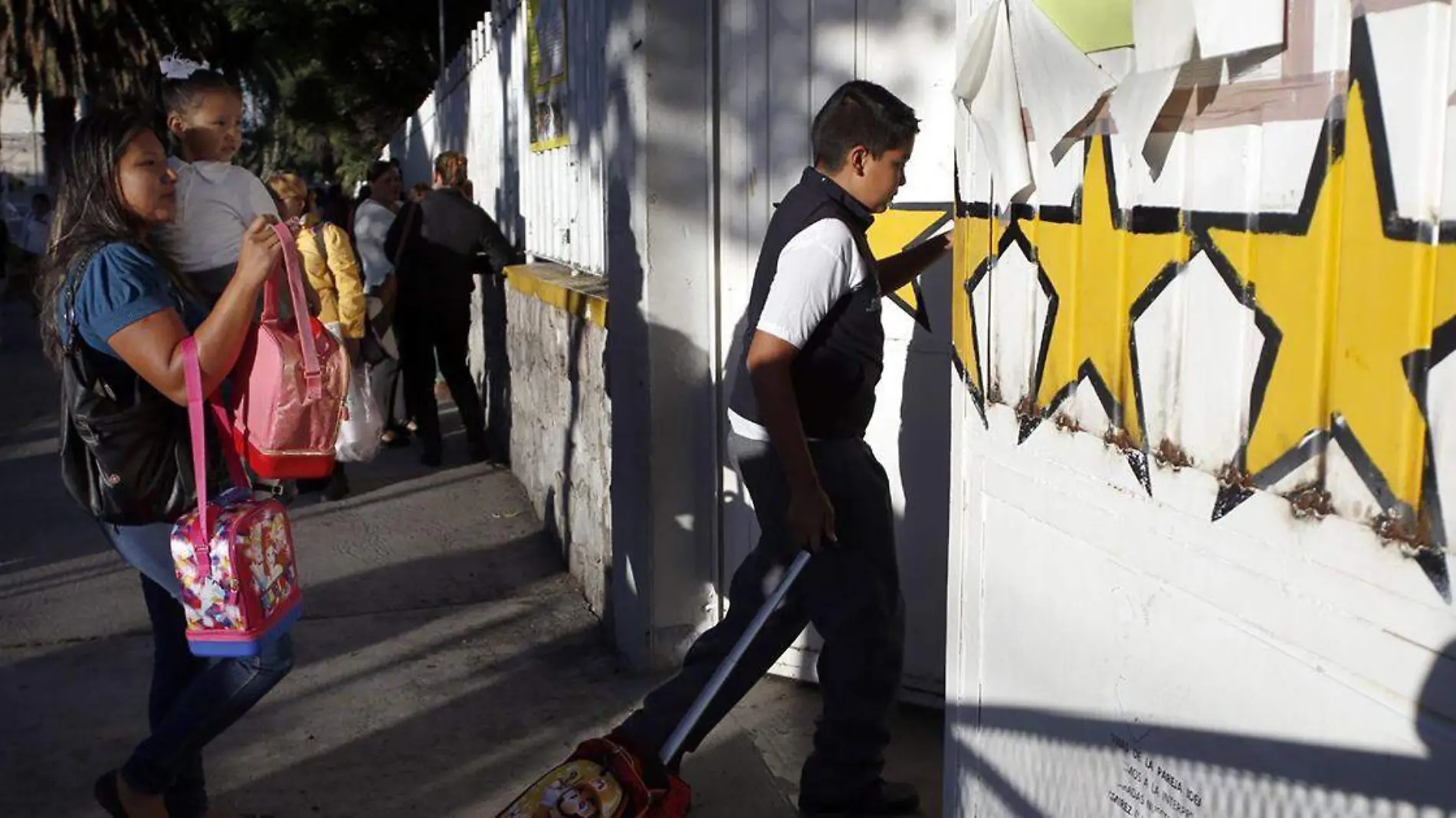 Alumno de secundaria del CENHCH golpea a maestra por regañarlo